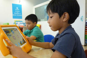 Bố mẹ 'đuối' khi dồn hết tiền cho con học trường sang