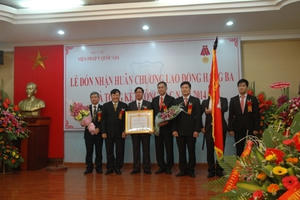 Trang trí quá sặc sỡ, Hà Nội mất điểm trong mắt người dân