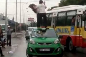 Hải Dương: Công an lên tiếng việc tài xế đánh cô gái trên nóc xe taxi