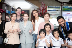 Hoa hậu Hải Dương cùng Minh Tú, Ngọc Châu đến thăm các em mồ côi tại mái ấm tình thương