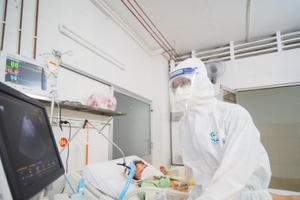 Những người đón Xuân trên tuyến đầu chống dịch COVID-19