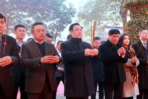 Chủ tịch Quốc hội Vương Đình Huệ dâng hương khai xuân tại Hoàng Thành Thăng Long