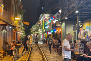 Sớm giải tỏa tụ điểm cà phê đường tàu do lo ngại mất an toàn