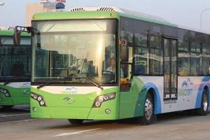 Hà Nội dựng dải phân cách phục vụ buýt nhanh