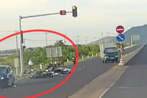 Video: Cận cảnh chiếc ô tô con "húc" tung nhóm người đang dừng chờ đèn đỏ