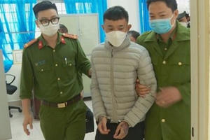 Khách bị đánh suýt chết vì... vỗ mông nhân viên quán karaoke