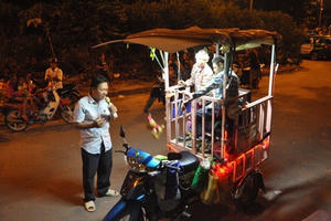 Bản tin Sài Gòn Plus: Xúc động hình ảnh cha đi hát rong nuôi 2 con bị teo não