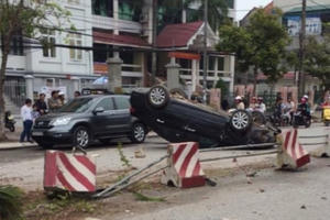 Thái Bình: Ô tô hất văng dải phân cách, lật ngửa giữa phố
