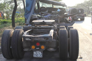 Sắt cuộn đè nát xe đầu kéo, người dân phá cửa giải cứu tài xế trong cơn nguy kịch Sắt cuộn đè nát xe đầu kéo, người dân phá cửa giải cứu tài xế trong cơn nguy kịch