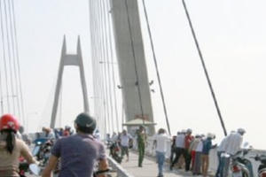 Hải Phòng: Nhảy cầu cao hàng chục mẹt, nam thanh niên thoát chết