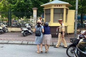 Cán bộ CSGT Hà Nội bị tố 'giật tay lái' xe máy làm ngã 2 phụ nữ?