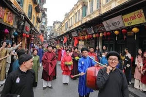 Hồn phố qua những bước chân đi về