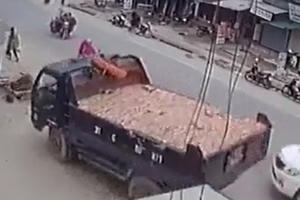 Camera ghi lại cú đánh lái “thần sầu” tránh xe bán tải, nhiều người thoát chết trong gang tấc