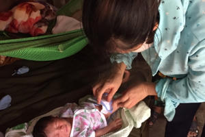 Một bé trai bị bỏ rơi trước cổng trang trại