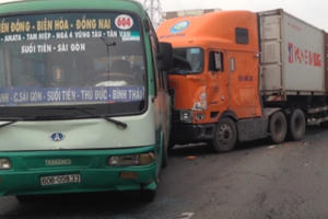 TP HCM: Tai nạn liên hoàn trên xa lộ Hà Nội, giao thông ùn ứ nghiêm trọng