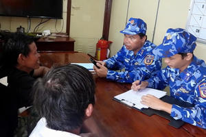 Bộ Tư lệnh Vùng Cảnh sát biển 4 cứu nạn ngư dân trôi dạt trên biển Bộ Tư lệnh Vùng Cảnh sát biển 4 cứu nạn ngư dân trôi dạt trên biển