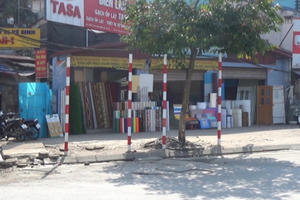 Hà Nội: Sau một đêm, những biển báo giao thông "bỗng nhiên bốc hơi"