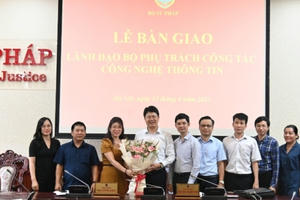 Bộ Tư pháp: Tổ chức lễ bàn giao công tác phụ trách CNTT giữa hai Thứ trưởng