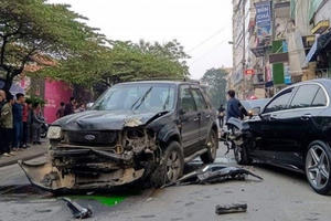 [Clip]: "Xe điên" gây tai nạn liên hoàn, 1 cụ bà bán hàng rong thiệt mạng