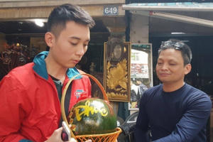 HOT: Những quả dưa hấu khắc hình "dị độc lạ" hút khách mua sắm Tết