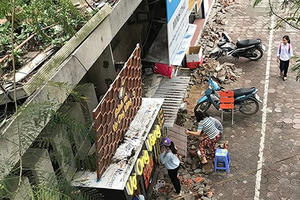 Dẹp nạn lấn chiếm vỉa hè lòng đường và “cuộc chiến” trách nhiệm