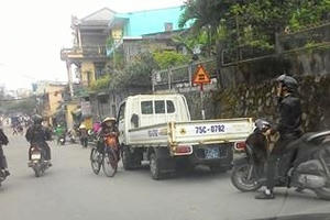 Huế: Xe biển xanh hết kiểm định, vẫn “nghênh ngang” đi làm công tác trật tự đô thị