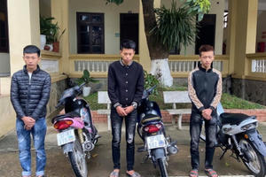 Nhóm “quái xế” bốc đầu xe máy rồi quay clip khoe “chiến tích” lên TikTok, bị phạt hơn 30 triệu đồng