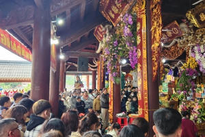 Qua rằm tháng Giêng, Đền ông Hoàng Bẩy vẫn ken đặc người về dâng lễ cầu tài, xin lộc