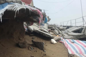 Nghệ An: Kè chắn sóng "tan hoang", sụt lún dọa "nuốt" ki ốt, cửa hàng ở thị xã Cửa Lò