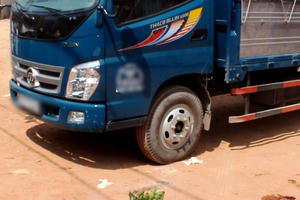 Bố lùi xe tải vô tình gây tai nạn cho con trai 2 tuổi