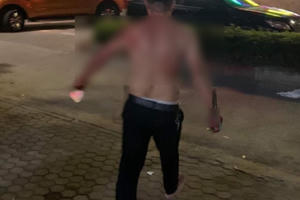 Người đàn ông tay cầm kéo, tay cầm dao đâm gục bạn cùng đi ăn đêm