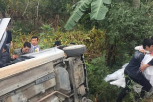 Họ hàng giải cứu cô dâu chú rể ra khỏi chiếc xe hoa bị lật