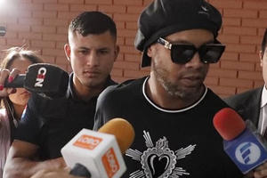 Ronaldinho được ra tù sau 32 ngày bị giam giữ