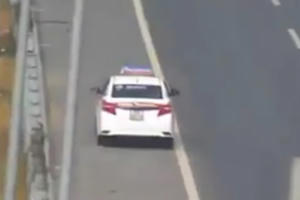 [Clip]: Taxi "lao như gió" ngược chiều trên cao tốc Hà Nội - Hải Phòng