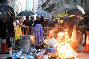 Hong Kong bắt giữ nhiều đối tượng tình nghi ném bom xăng vào đồn cảnh sát