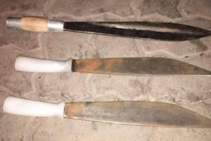 3 thanh niên mang dao ra phố "đụng" ngay 141