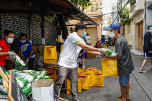 T&T Group trao tặng 100.000 suất quà cho người nghèo tại TP HCM T&T Group trao tặng 100.000 suất quà cho người nghèo tại TP HCM