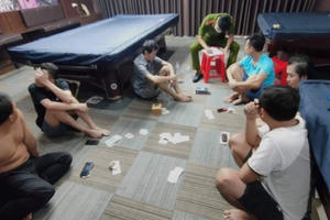 Nhiều con bạc đang say sưa sát phạt thì bị công an bắt quả tang