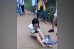 Thiếu nữ bị đánh hội đồng lột sạch quần áo