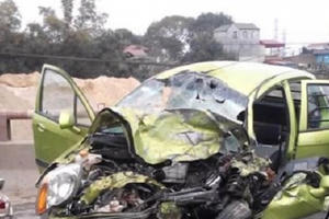 Tai nạn kinh hoàng trên cầu, nạn nhân bò khỏi xe nát bét kêu cứu