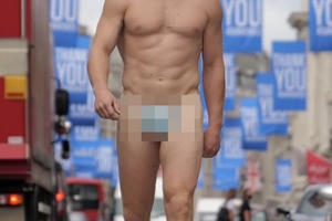 Youtuber dùng khẩu trang che điểm nhạy cảm, khỏa thân gây náo loạn phố ở Anh