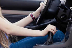 Khi ô tô dừng đèn đỏ, nên về số nào để tiết kiệm nhiên liệu?