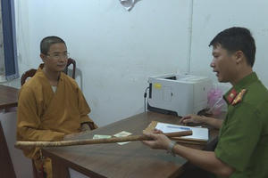 Sư thầy đập xe ô tô người đi đường do bực tức