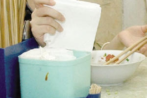 Chuyên gia: Vi khuẩn 'rình rập' khi dùng giấy vệ sinh lau miệng