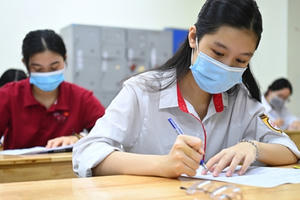 Sáng nay, gần 107 nghìn học sinh thi vào lớp 10 tại Hà Nội làm bài môn Ngữ Văn