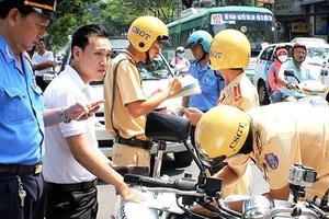 TP HCM: Bến cóc, xe dù tràn ra đường, vây bến xe