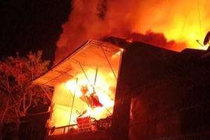 Lửa bao trùm ngôi nhà sàn tiền tỷ khi cả nhà đang ngủ