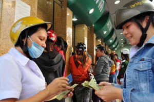 Ngân hàng căng mình phục vụ tết