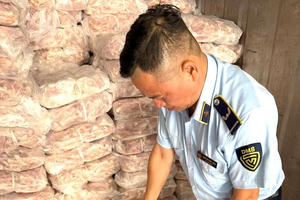 Lào Cai thu giữ trên 1,5 tấn chân gà đông lạnh không rõ nguồn gốc, xuất xứ