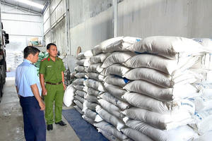 Phát hiện xe đầu kéo chở 5 tấn đường nhập lậu không rõ nguồn gốc